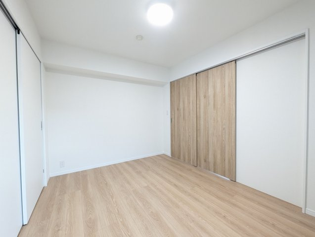 【洋室】 | サンリヤン月の浦Ⅱ | リビングとは引き戸でフラットにつながっているので開け放して広く使うこともできます