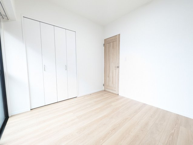 【洋室】 | サンリヤン月の浦Ⅱ | 4.7帖の洋室。コンパクトなお部屋ですが充実した収納で居住スペースをスッキリと使えます