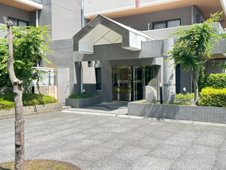 【エントランス】 | 共用部分はいつもスッキリと清潔に管理されており、植栽もよく手入れされています