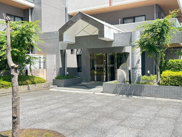 【エントランス】 | サンリヤン月の浦Ⅱ | 共用部分はいつもスッキリと清潔に管理されており、植栽もよく手入れされています