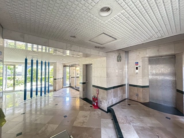 【ロビー】 | サンリヤン月の浦Ⅱ | 外と内をつなぐエントランスは、まさに顔となる場所。格調高い雰囲気を漂わせて上質な空間を作り出します