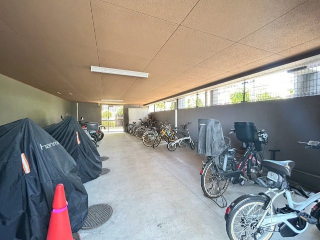 【駐輪場】 | サンリヤン月の浦Ⅱ | 駐輪場は屋内なのでサドルが濡れる心配がなく助かります
