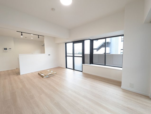 【居間・リビング】 | サンリヤン月の浦Ⅱ | 10月にリフォーム完了しています。二面採光の明るいLDKはテーブルやソファを置いてもゆとりがあります