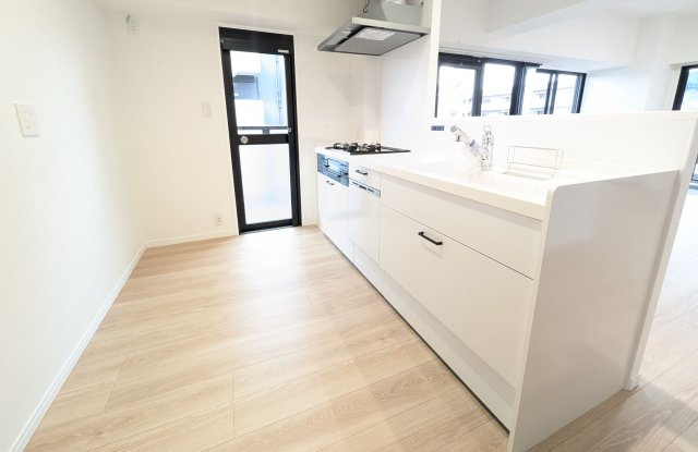 【キッチン】 | サンリヤン月の浦Ⅱ | 勝手口があるので手元が明るく、ゴミの管理等もしやすくて助かります