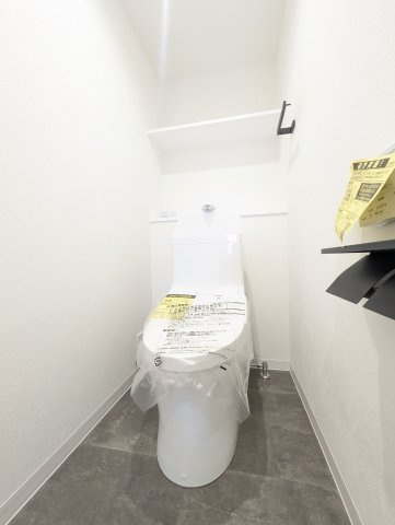 【トイレ】 | サンリヤン月の浦Ⅱ | 冬は便座も温水も温かく快適なシャワー付トイレ。上部には収納棚を設置◎