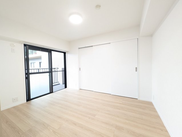 【洋室】 | サンリヤン月の浦Ⅱ | 4.9帖の洋室。南側のバルコニーに面した明るいお部屋です