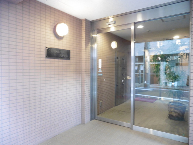 クリーンホームツルオカのエントランス|不在時に便利な宅配ロッカー有