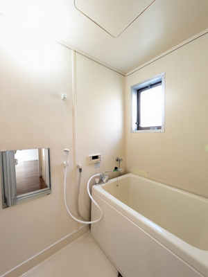 ★小窓付き浴室、換気可能★