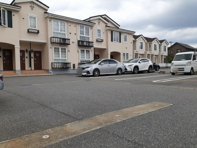 エトワールＡの駐車場|車をお持ちの方に嬉しい駐車場付きの物件です