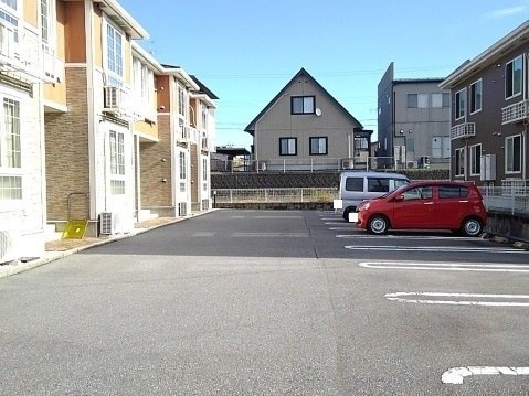 プラッツの駐車場|駐車場があるので、車を買う予定の方も安心です