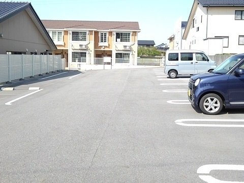 メゾン・アイリスの駐車場|駐車スペースもあります