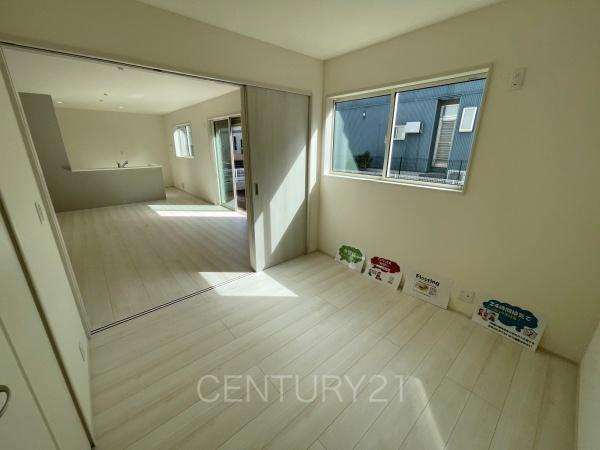 渋川行幸田第2 1号棟の洋室|１階洋室です、LDKと続き間で開放感があります。
引き戸で簡単に仕切れますので状況に合わせた使い方ができます。