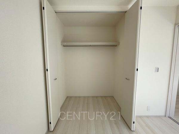 渋川行幸田第2 1号棟の収納|ハンガーパイプ付きクローゼットです。