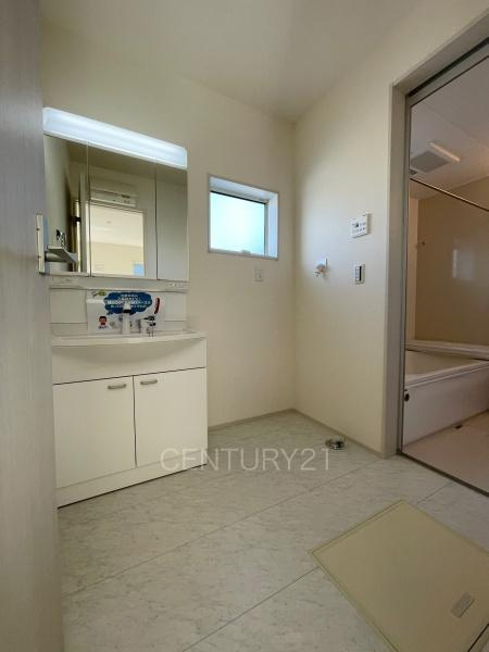 渋川行幸田第2 1号棟の独立洗面台|三面鏡付きの洗面台には鏡の裏に収納があり、すっきり片付けられます。
洗髪も可能な伸縮機能つきシャワーヘッドです。