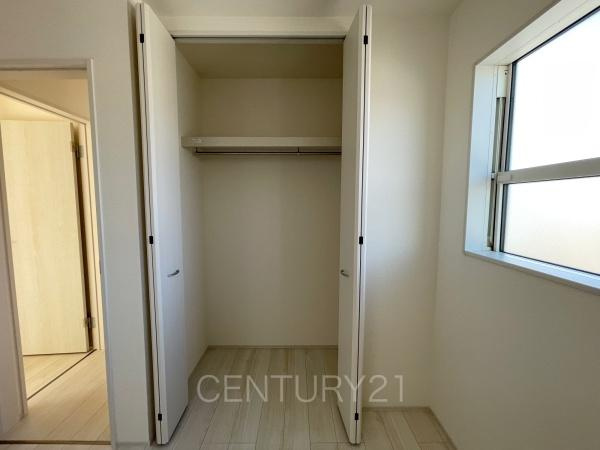 渋川行幸田第2 1号棟の収納|ハンガーパイプ付きクローゼットです。