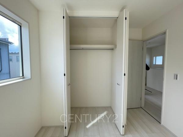 渋川行幸田第2 1号棟の収納|ハンガーパイプ付きクローゼットです。