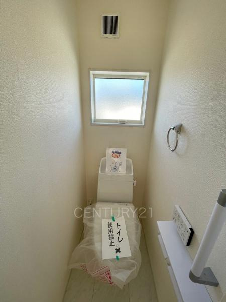 渋川行幸田第2 1号棟のトイレ|２階トイレです。
温水シャワー洗浄機能付き。
手摺り付きです。