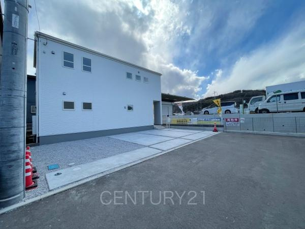 渋川行幸田第2 1号棟の前面道路含む現地写真|並列駐車可能な駐車場スペースです。