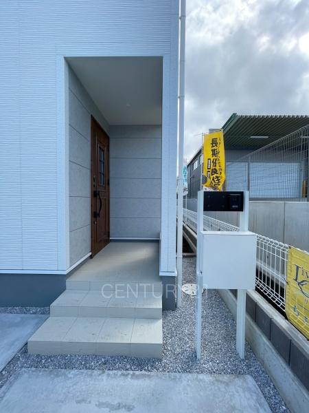 渋川行幸田第2 1号棟の玄関|スマートキー付きの玄関。
鍵を探すことなくドアの開閉が可能です。
郵便物を守る鍵付きポストです。
インターホンは録画機能付きで防犯面に優れます。