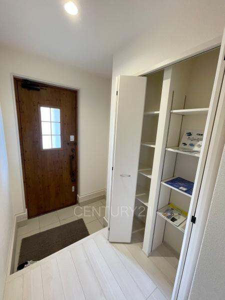 渋川行幸田第2 1号棟の玄関|高さ調整可能な棚付きで、沢山の収納が可能です。