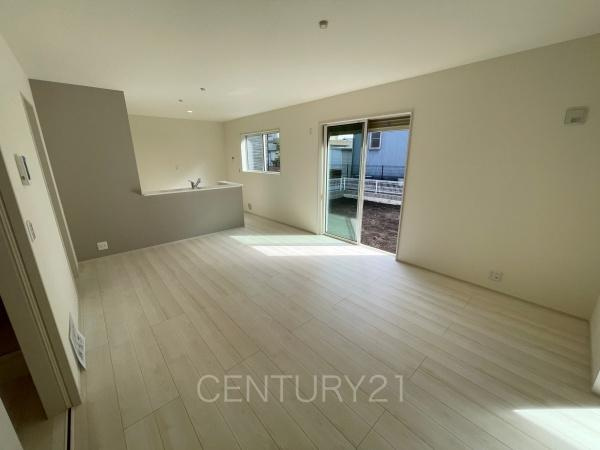 渋川行幸田第2 1号棟の居間・リビング|大きいソファーがおける広々リビング