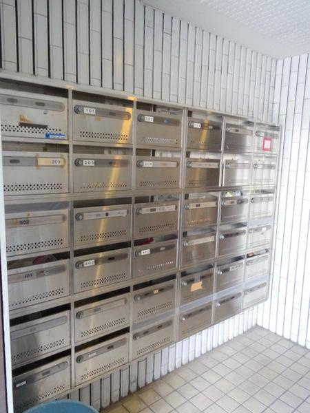 メゾンルリエルのエントランス|★郵便ポスト★