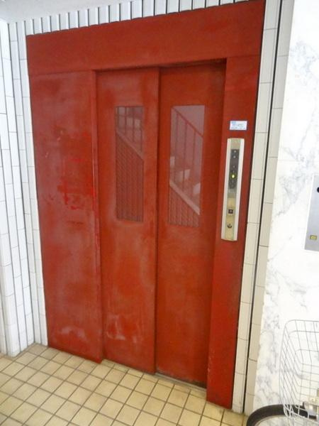 メゾンルリエルのエントランス|★エレベーター付きでラクラク★