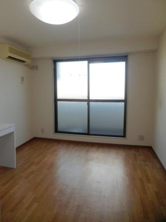 メゾンルリエルの洋室|★ピカピカのフローリングです★