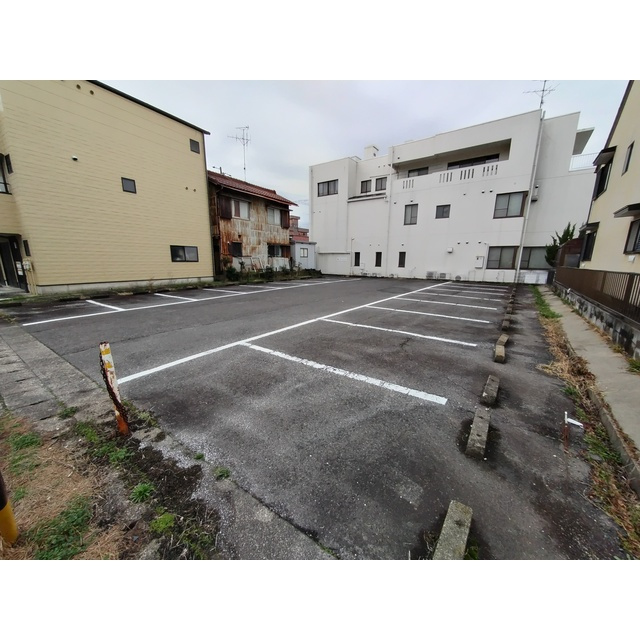 岐阜市鏡島精華３丁目の駐車場の外観