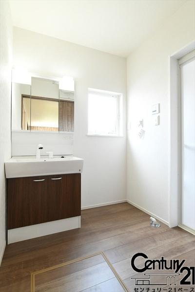 ファーストタウン小吉田 ／新築一戸建の内観：施工例|■三面鏡タイプのミラーキャビネット！収納スペースも豊富です！