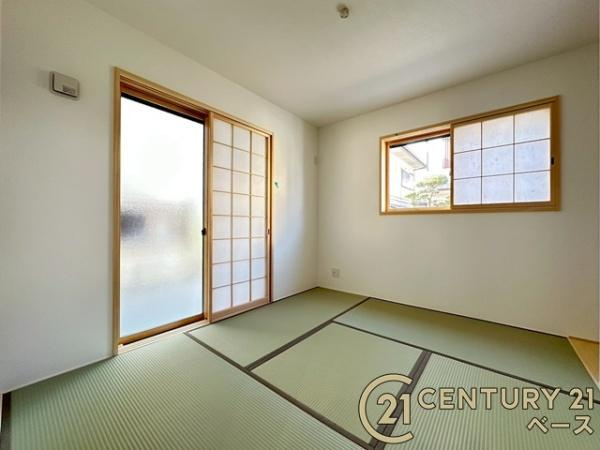 ファーストタウン小吉田 ／新築一戸建の和室|■現地撮影写真■リビング隣接タイプの和室です！布団なども入る大容量の収納を完備！