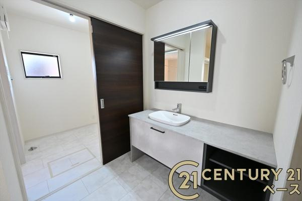 リーブルガーデン東九条町 ／新築一戸建の浴室|■三面鏡タイプのミラーキャビネット！収納スペースも豊富です！■