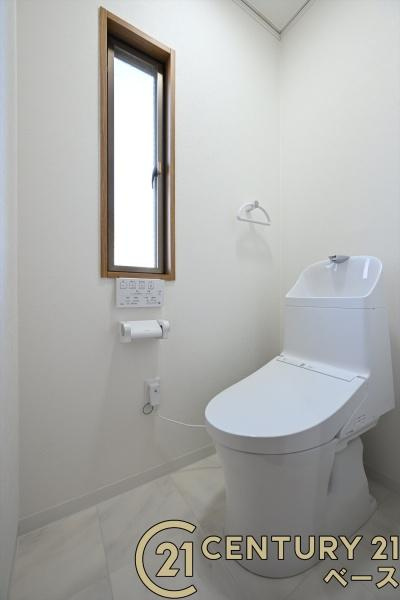 桜井市大福　一戸建のトイレ|■現地撮影写真■フチなし＆トルネード洗浄でお掃除も楽らく！ウォシュレット付きです！