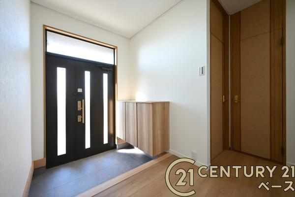 桜井市大福　一戸建の玄関|■現地撮影写真■すっきりとした明るい玄関が家族やお客様を迎えてくれます！