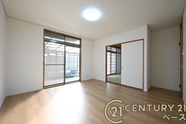 桜井市大福　一戸建の居間・リビング|■現地撮影写真■大きな窓から柔らかい光が射し込みます。