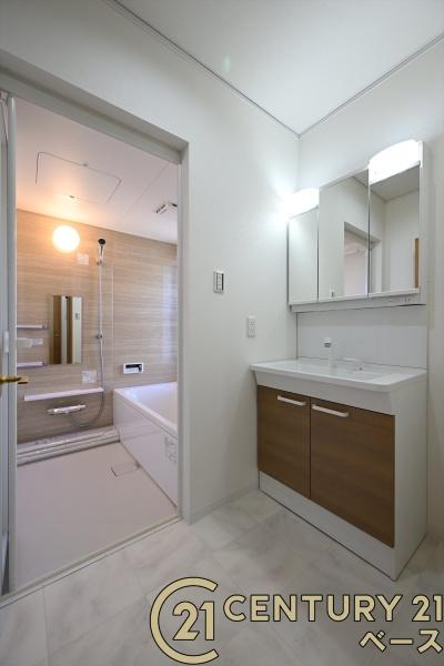 桜井市大福　一戸建の独立洗面台|■現地撮影写真■三面鏡タイプのミラーキャビネット！収納スペースも豊富です！