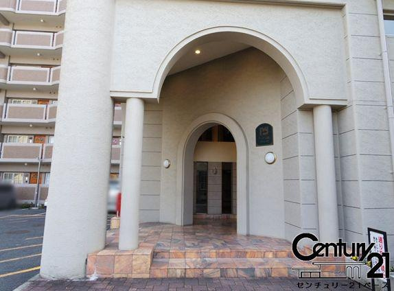 プレステ七番館のエントランス|■現地撮影写真■こちらマンション出入り口です！