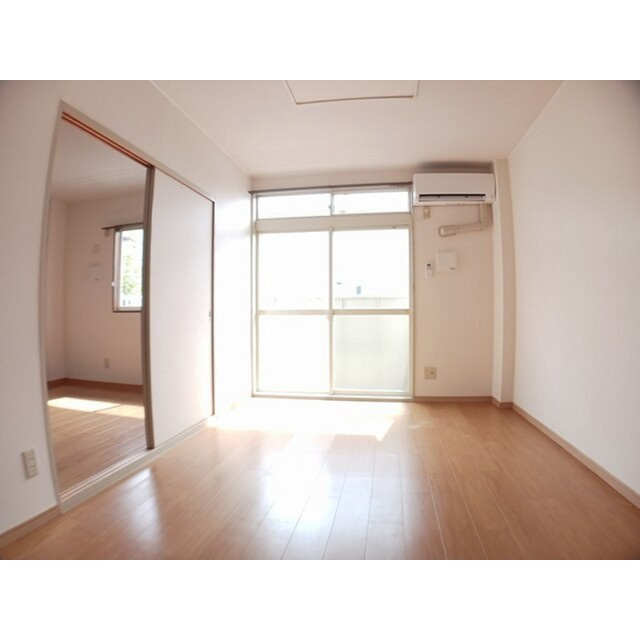 グランドハイツ市川の居間・リビング