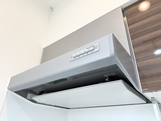 MAISON SOLEILのキッチン|整流版がついたレンジフード。お掃除も楽々