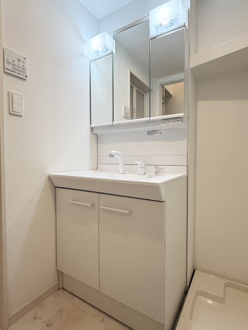 MAISON SOLEILの洗面所|三面鏡の洗面化粧台。鏡の中に収納スペースもあります