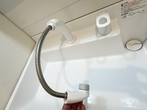 MAISON SOLEILの洗面所|もちろんシャワーホースも伸ばせます