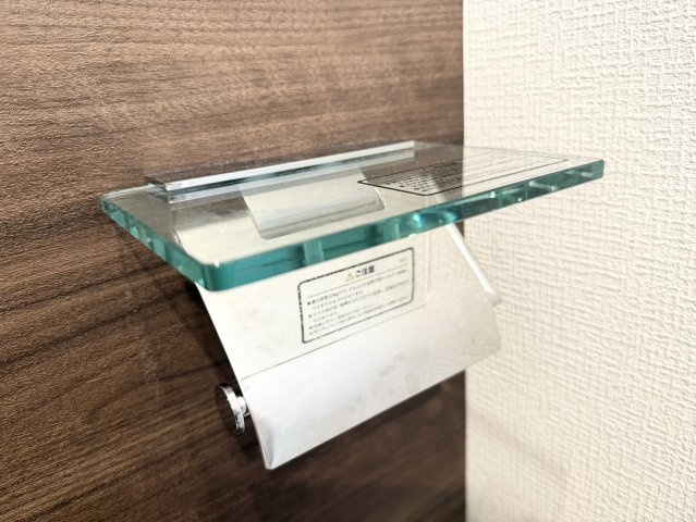 MAISON SOLEILのトイレ|ペーパーホルダーもお洒落です。スマホが置けたりもできます