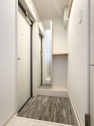 MAISON SOLEILの玄関|明るい綺麗な玄関。シューズボックスの扉に鏡もついています