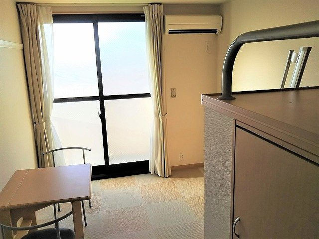 レオパレスアウトゥーノの居間・リビング|カーペット仕様テーブルを折り畳むとより広く使えます