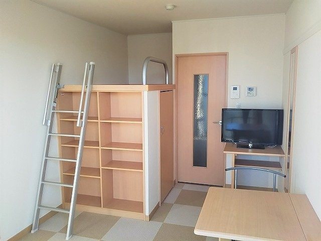 レオパレスアウトゥーノの寝室|造り付ベッドと薄型ＴＶのお部屋です