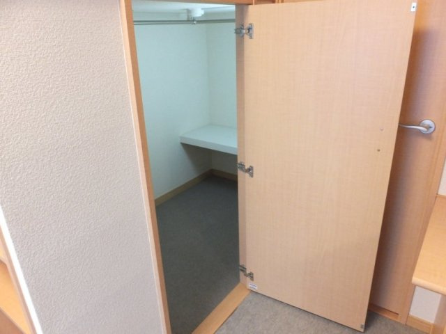 レオパレスアウトゥーノの内装|ベッド下は大容量の収納スペース