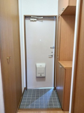 ソレアード立川Ⅰの玄関|収納もある玄関です