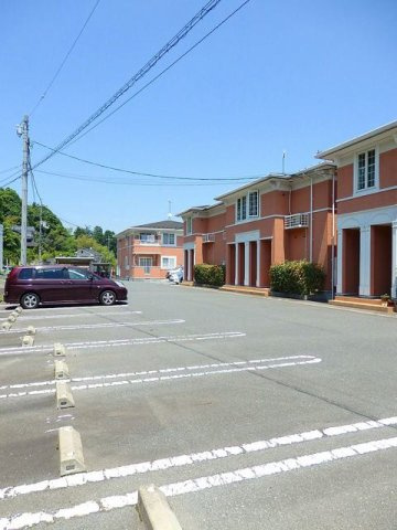 フォレストサイド７番館の駐車場|駐車場があるので、車を買う予定の方も安心です