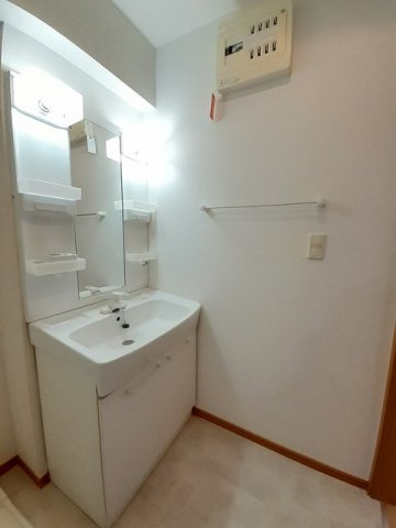 クラール・Ｙの洗面所|ゆったりとスペースのある洗面所