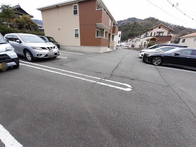 若葉Ｃの駐車場|駐車場完備です